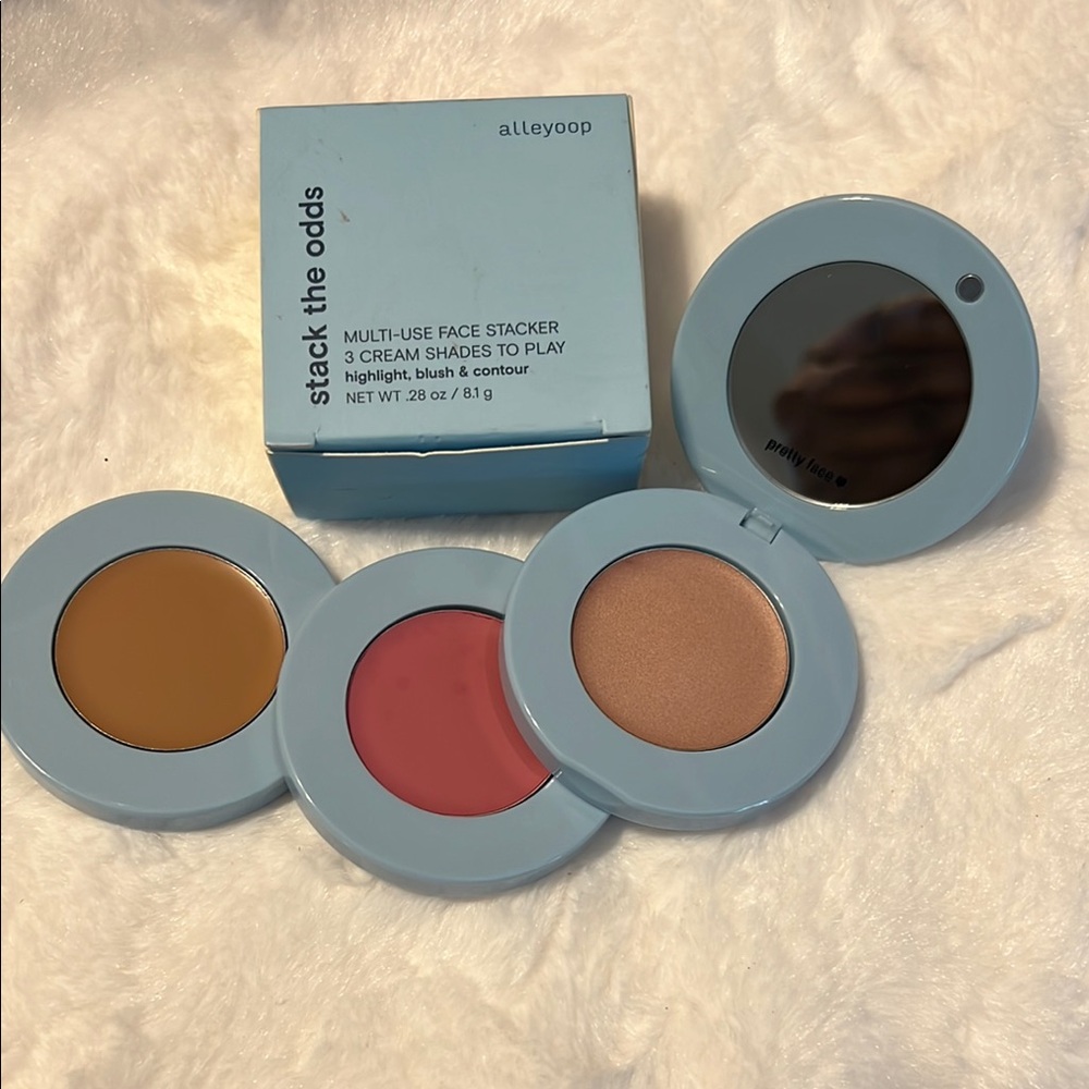 Blue Blush Makeup Compact - Picture 3 of 3
